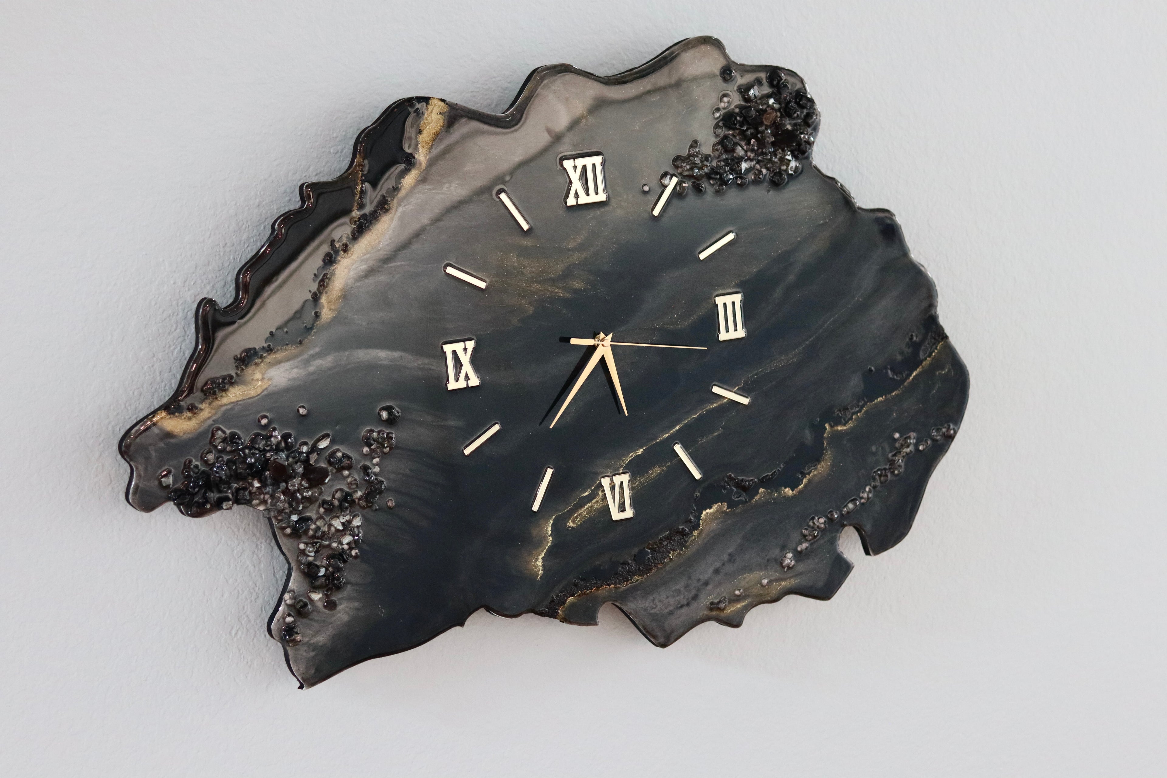 Noir Quartz Clock