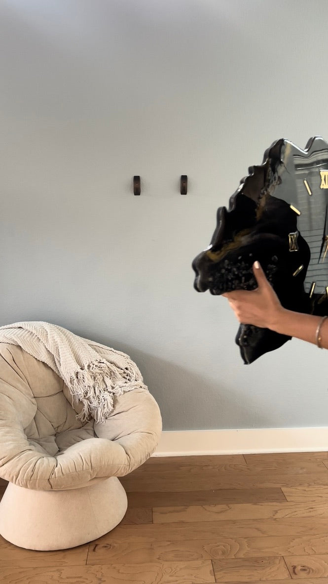 Noir Quartz Clock