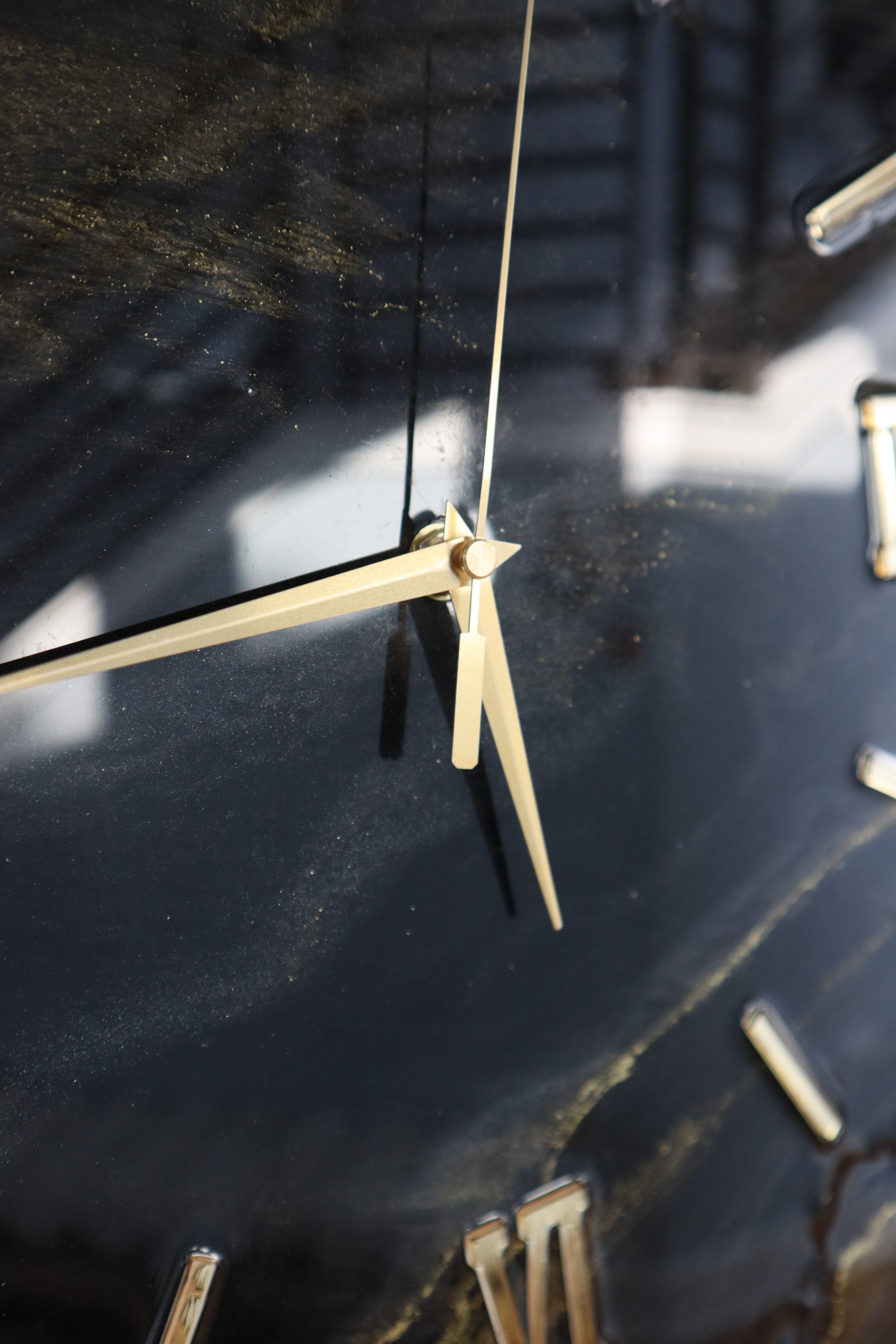 Noir Quartz Clock