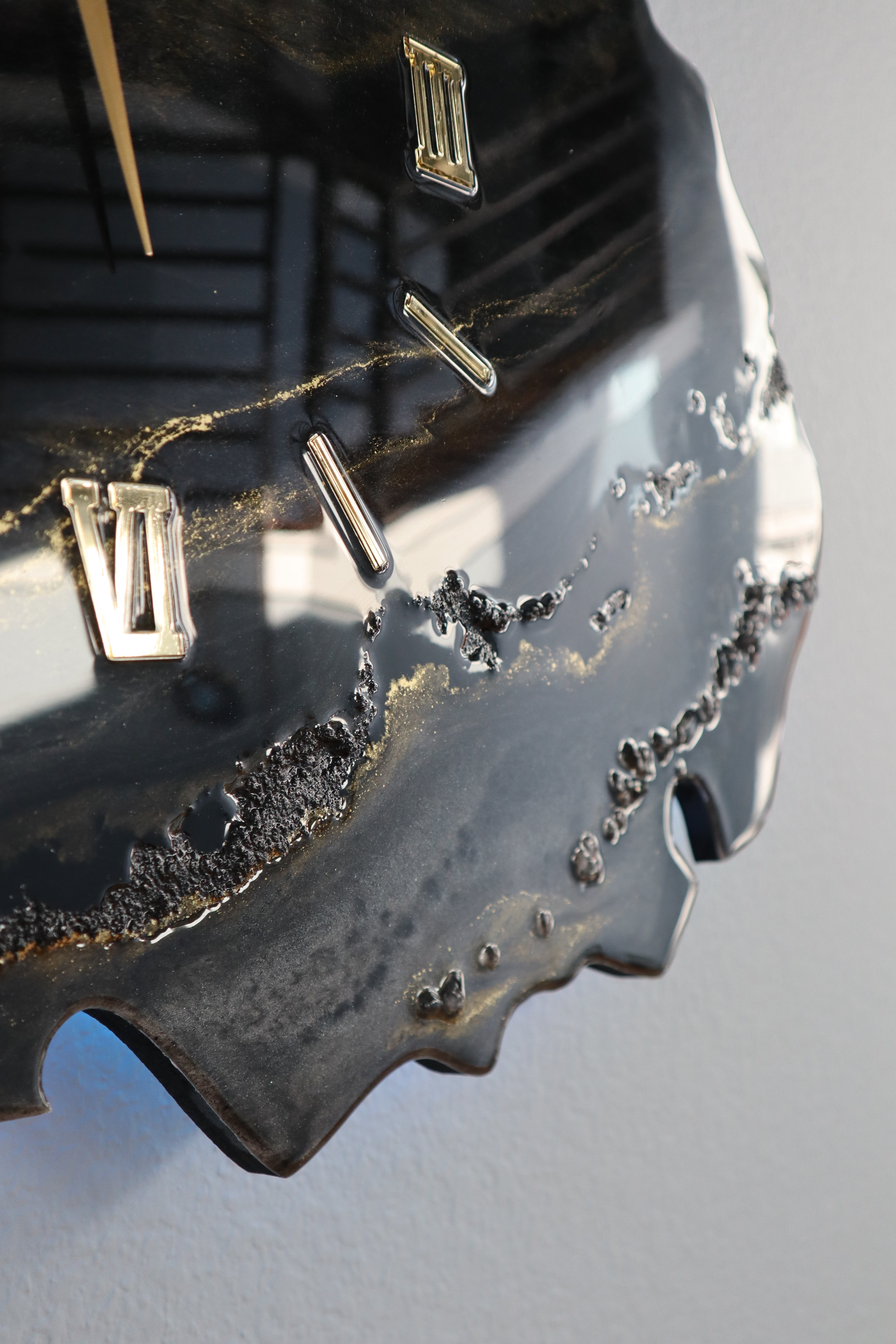 Noir Quartz Clock